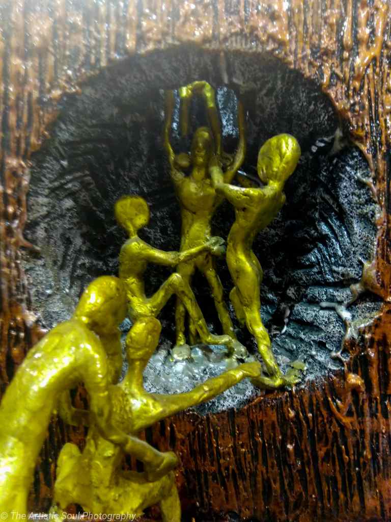 Statue working together